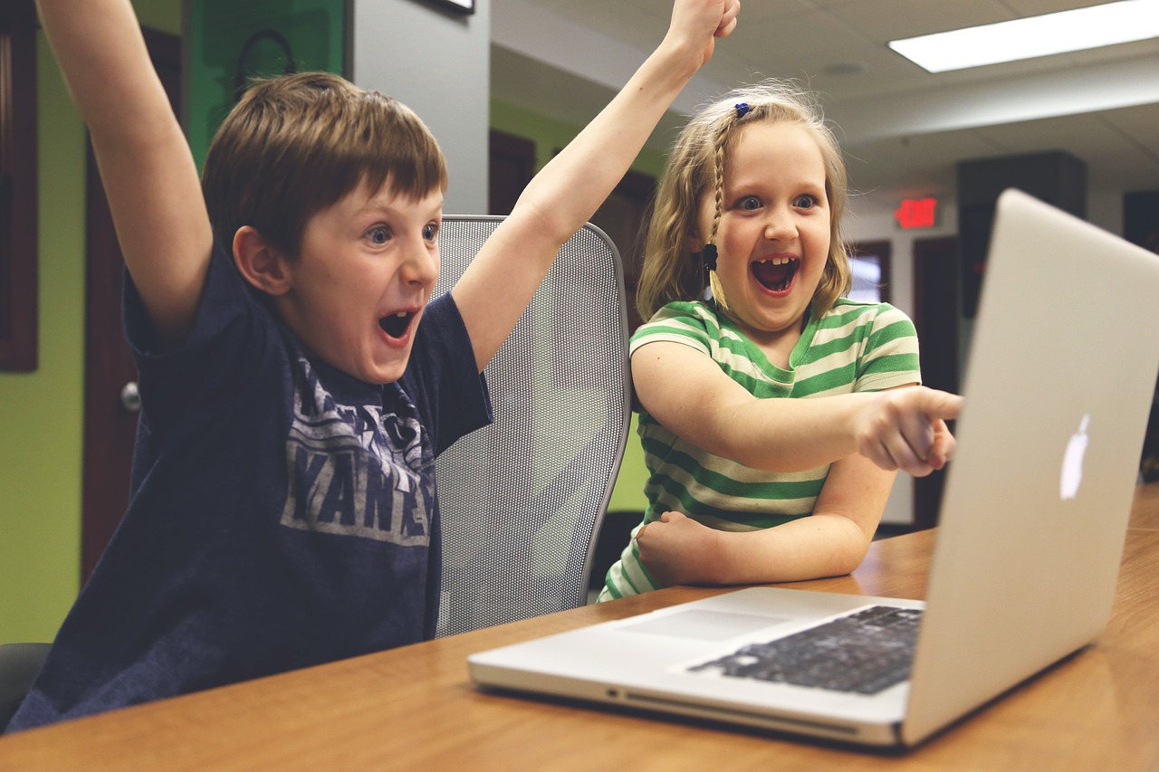 Thumbnail: Children with Laptop. Source: https://pixabay.com/id/photos/anak-anak-menang-kesuksesan-593313/
